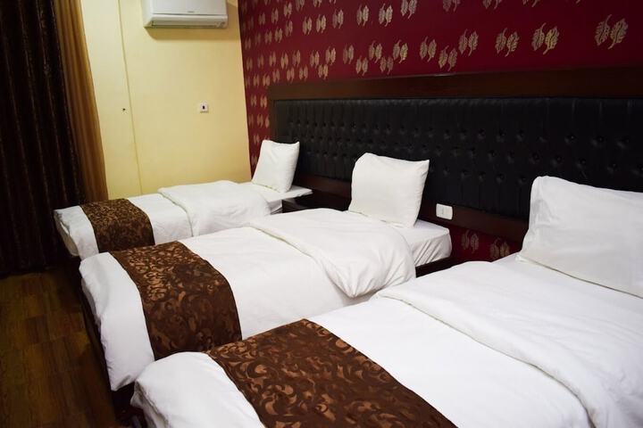 Room 6 of 13