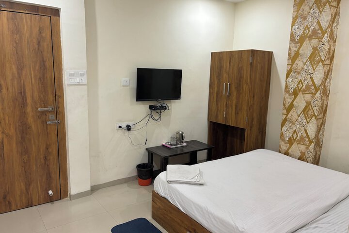 Room 10 of 32