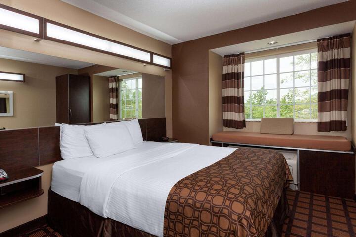 1 Queen Bed Accessible Room (11 of 19)