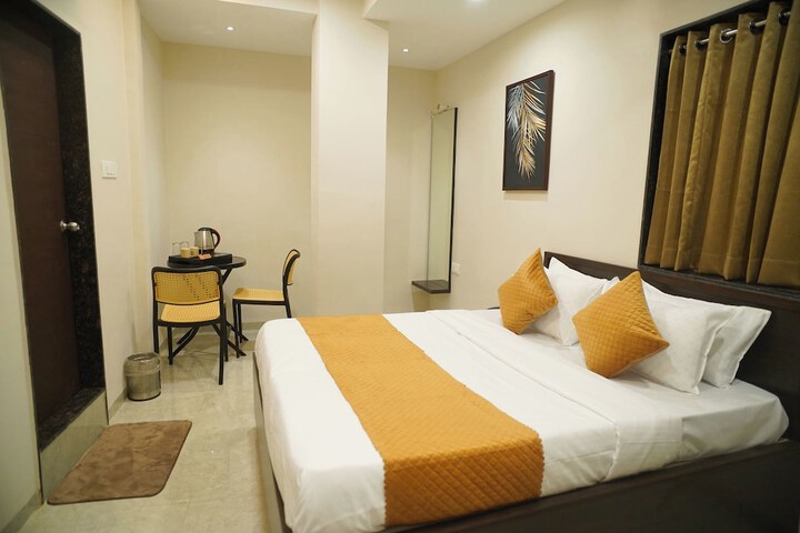 Room 13 of 32