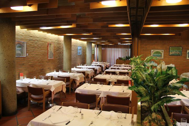 Dining 38 of 48