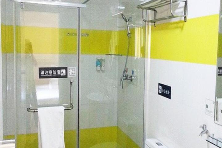 7 Days Chain Hotel Wuhan Asian Trade Plaza Military General Hospital Subway Station Store