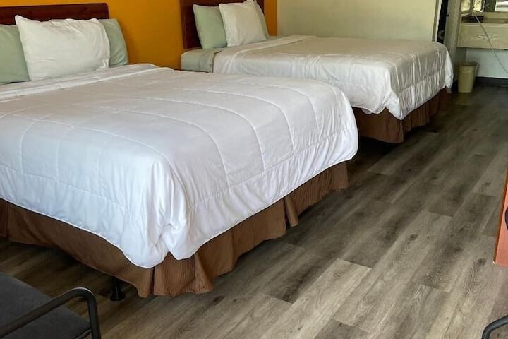 2 Queen Beds (5 of 10)