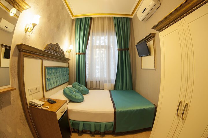 Room 4 of 28