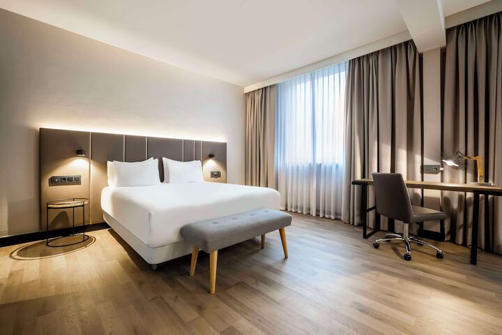 Room 8 of 48