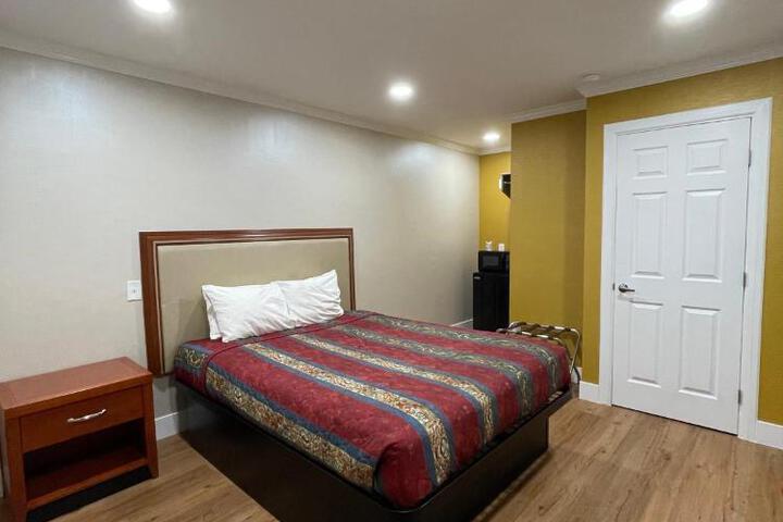 Deluxe Queen Bed (3 of 10)