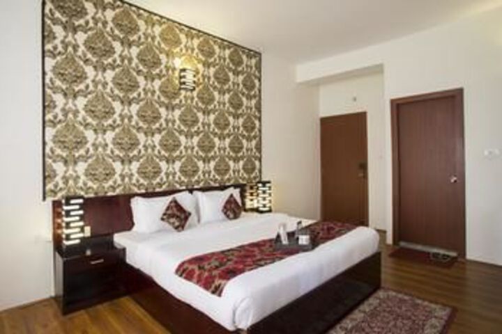 Room 7 of 18