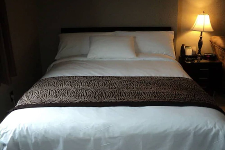 1 Queen Bed (17 of 17)