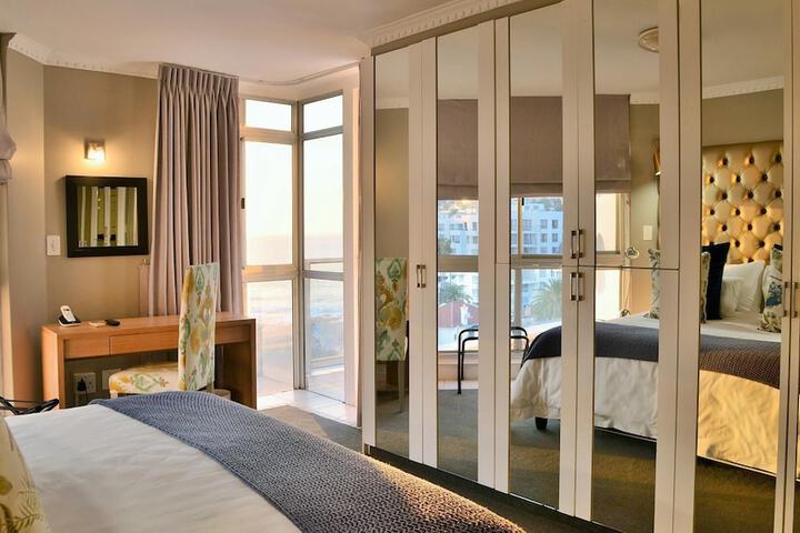 Room 51 of 370