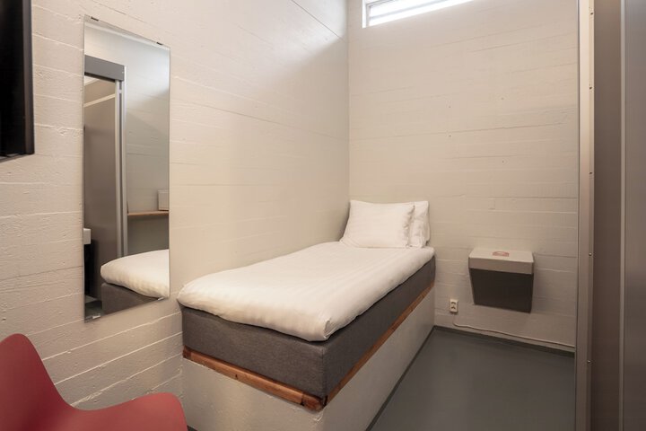 Room 11 of 40