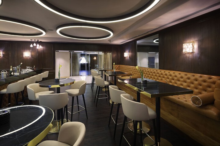 Lounge 77 of 91