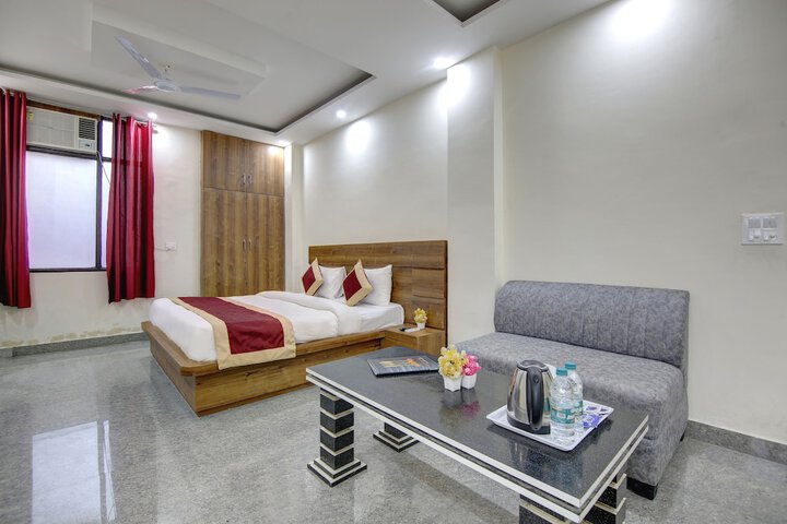Room 4 of 16