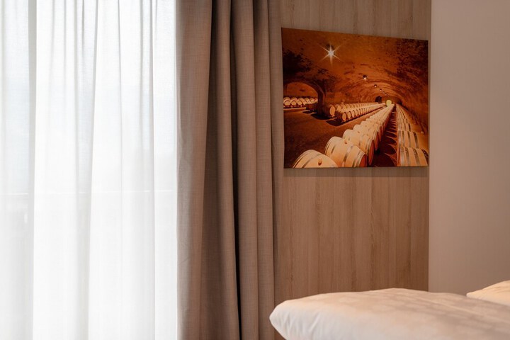 Room 44 of 172