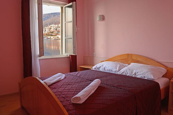 Room 3 of 34