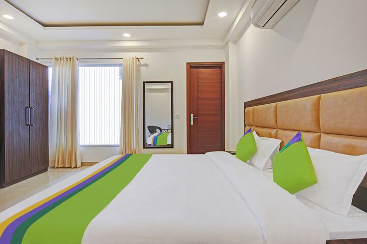 Room 16 of 32