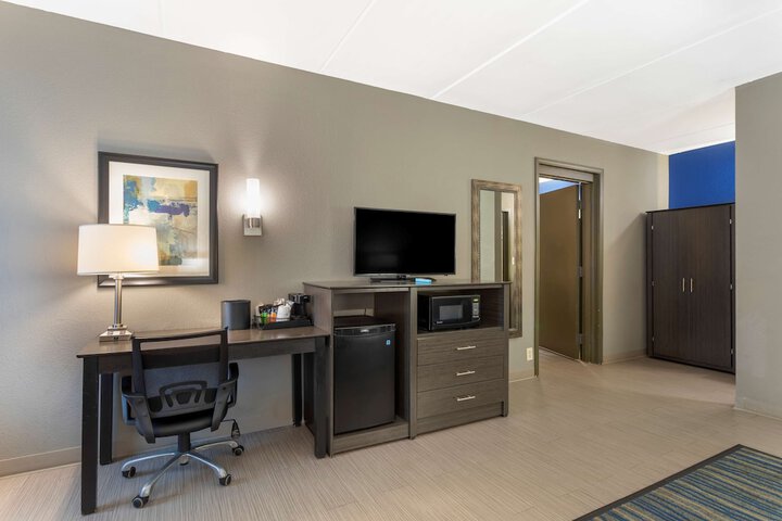 2 Queen Beds Exterior Entrance First Floor Microwave and Refrigerator WiFi Pet Friendly Room Full Breakfast (3 of 12)