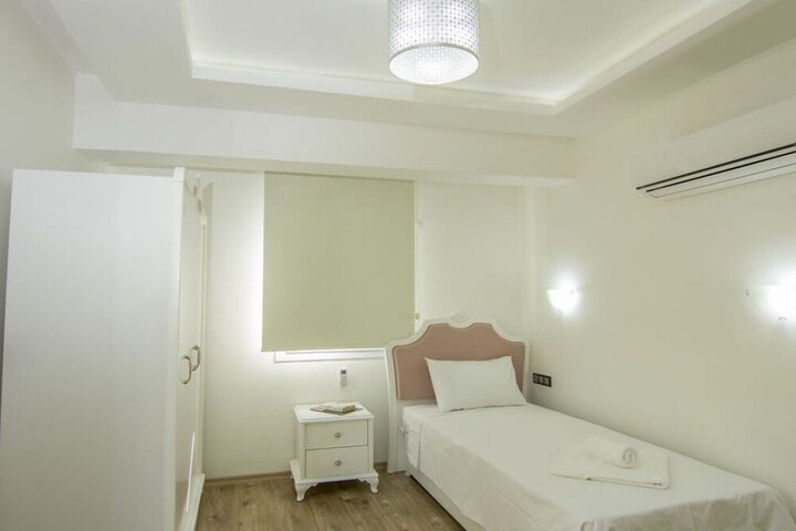 Room 9 of 35