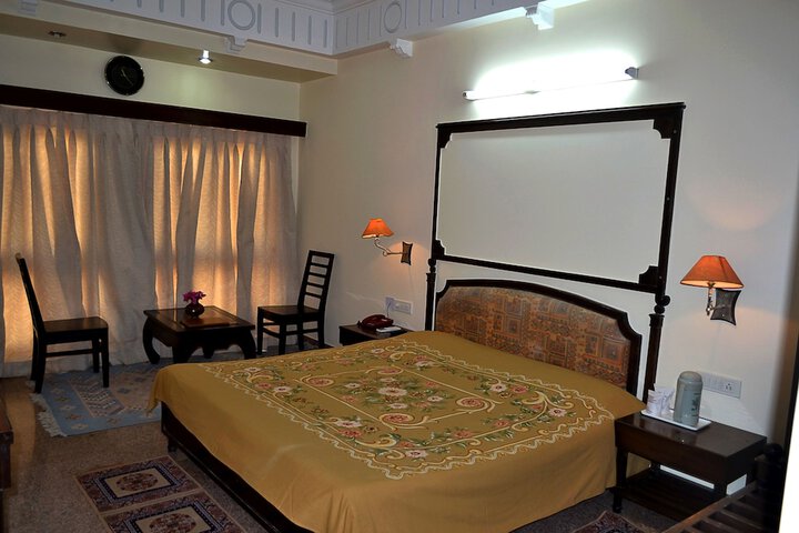 Room 9 of 18