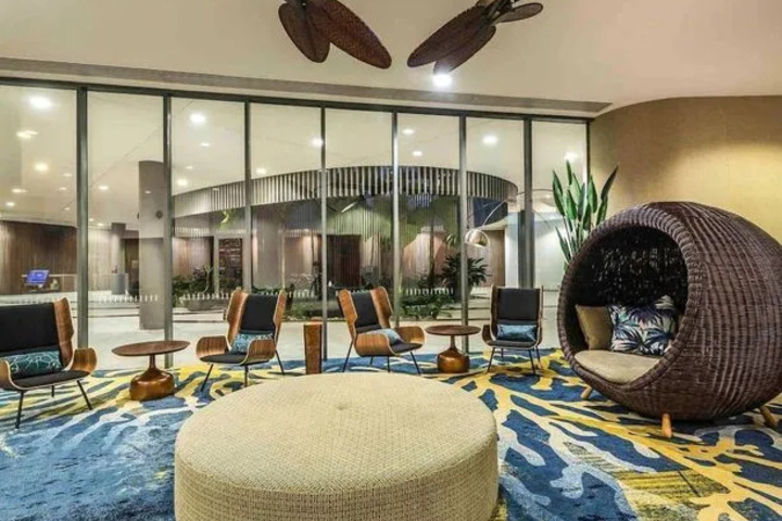 Privately Owned Hotel Room by Cairns Marina 222