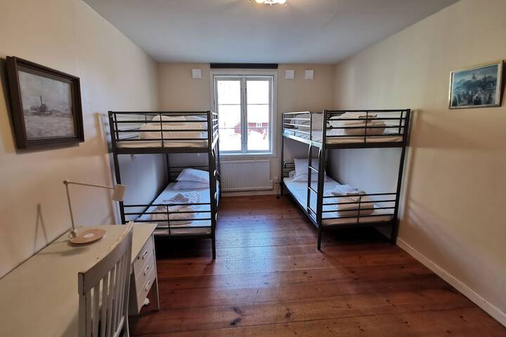 Room 6 of 12
