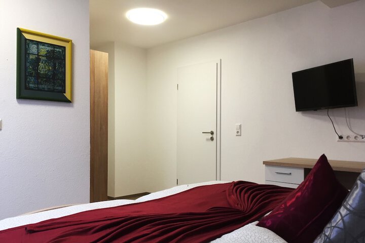 Room 4 of 9