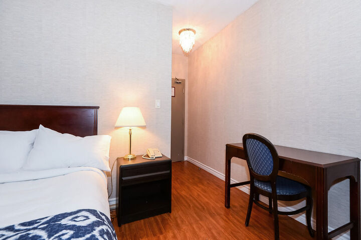 Room 6 of 28