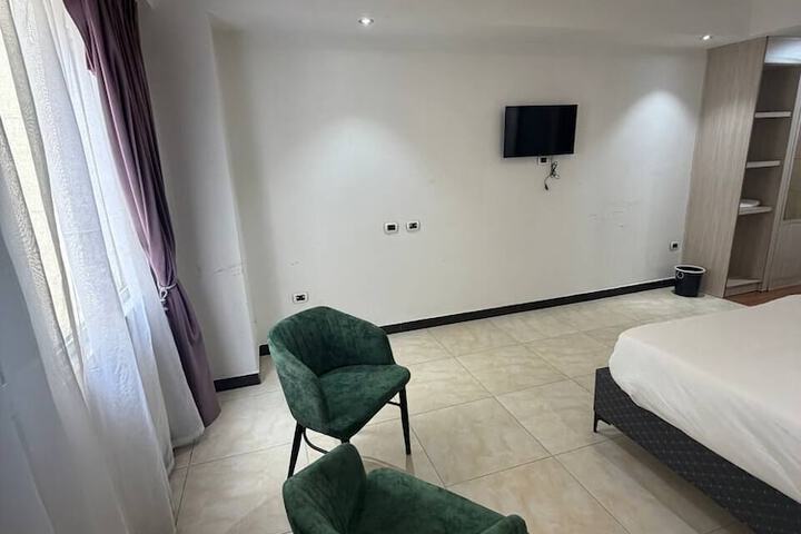 Room 10 of 33