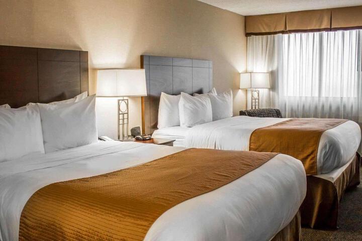 Quadruple Accessible Queen Size Bed (1 of 9)