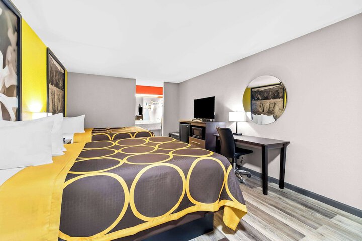 2 Queen Beds (8 of 13)