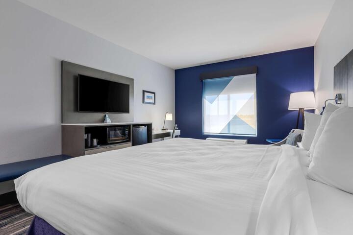 Standard King Bed Accessible (9 of 19)