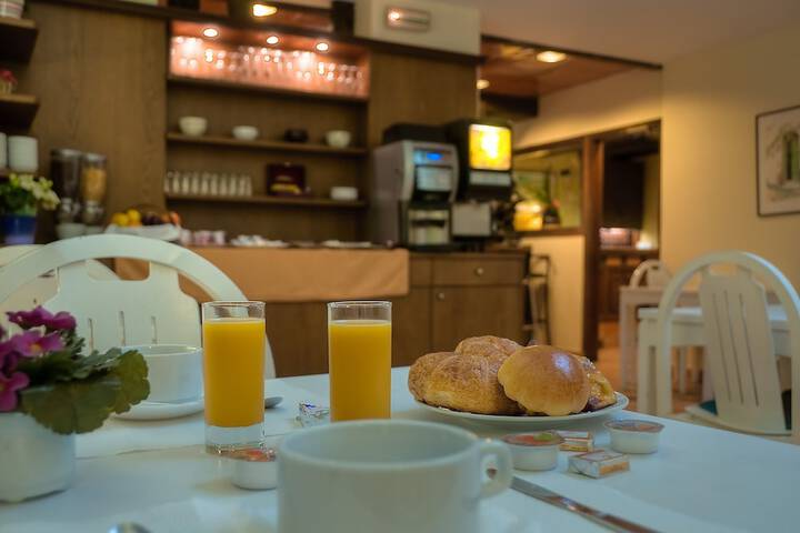 Breakfast/Coffee Service 26 of 39
