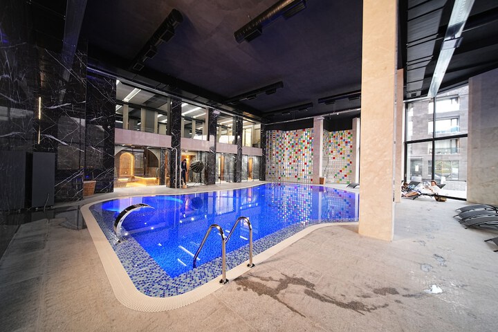 Pool 90 of 130