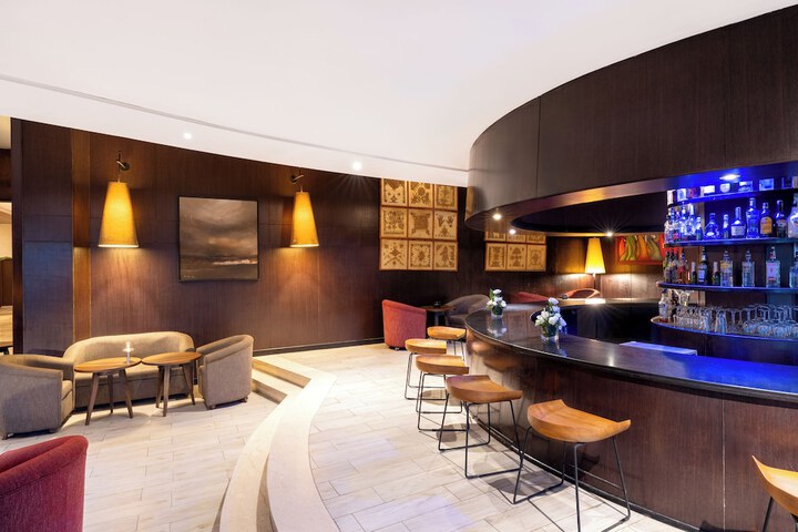 Lounge 98 of 111