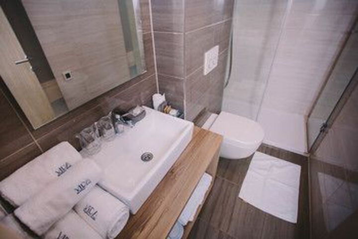 Room 8 of 183