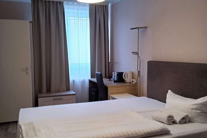 Room 4 of 7