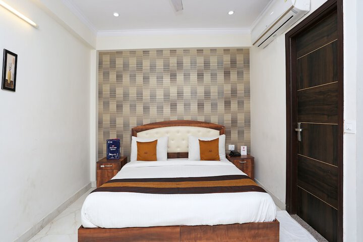 Room 6 of 12