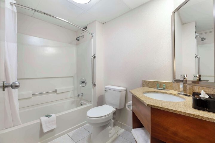 1 King Accessible Comm Assist Bathtub Microwave, Refrigerator WiFi Full Breakfast (8 of 19)