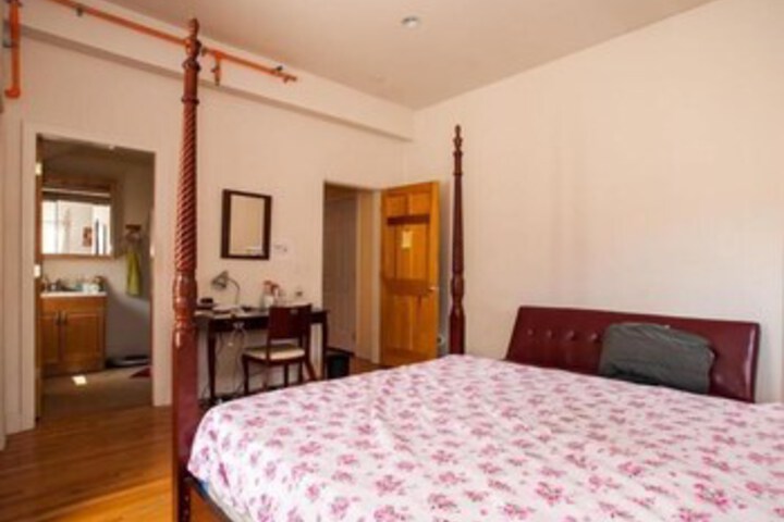 Room 28 of 87