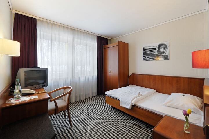 Room 6 of 60