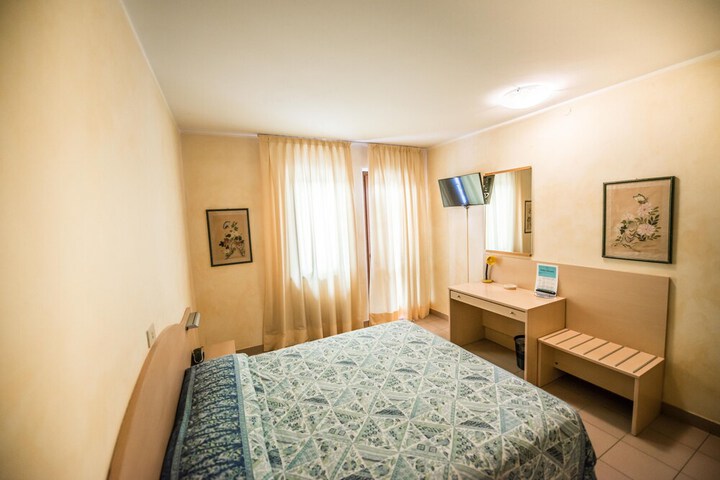 Room 10 of 42