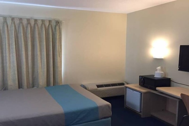 Room 10 of 16
