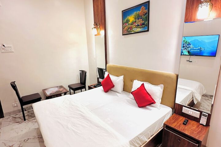 Room 7 of 12