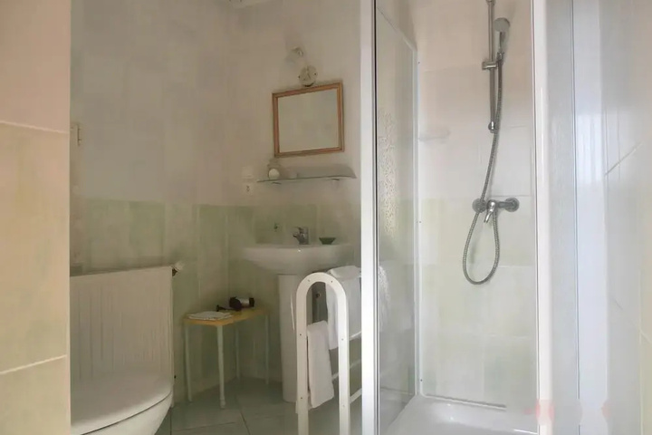 Room 4 of 10