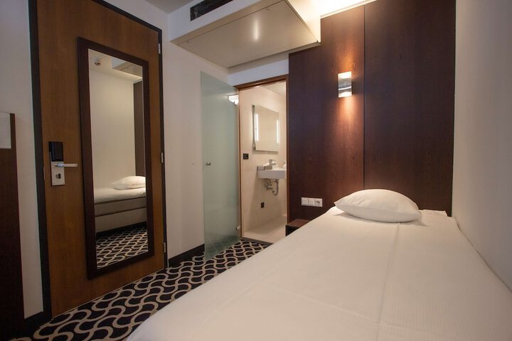 Room 50 of 106