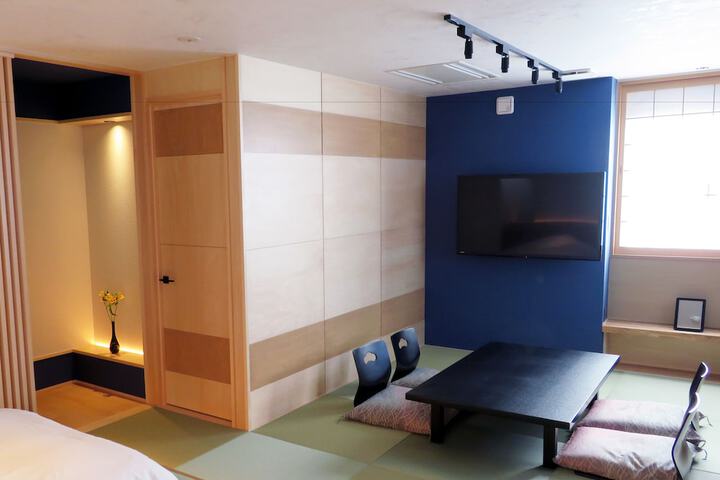 Room 11 of 102