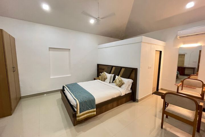 Room 4 of 63