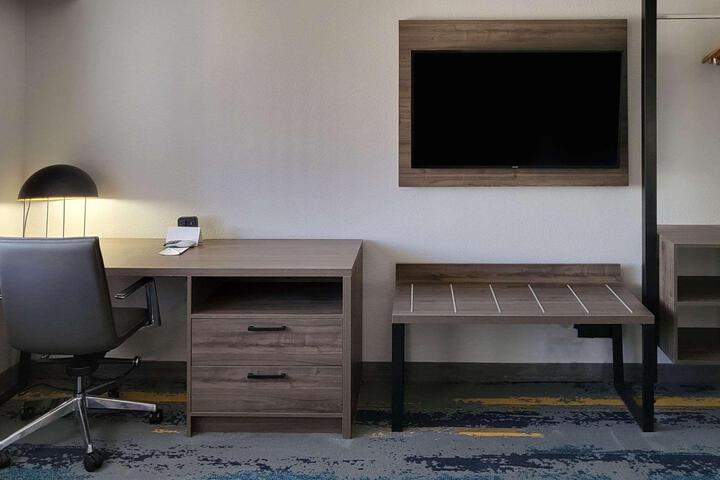 1 Queen Bed Accessible (8 of 24)