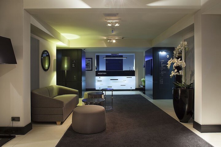 Entrance & Lobby