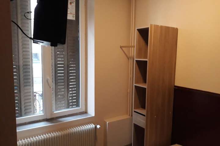 Room 7 of 12