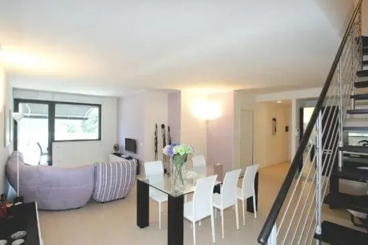 Room 9 of 12